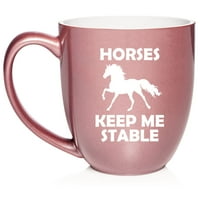 Konji me drže stabilnim keramičkim kavama šalica čaja za čaj