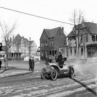 Automobil, 1905. Čovjek koji vozi automobil kroz američki grad. Fotografija, 1905. Ispis plakata iz